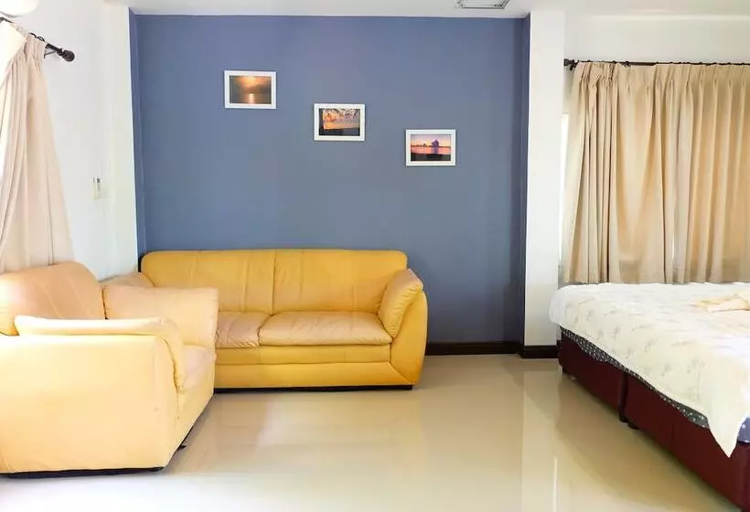 Hotelli Tharadol Beach Resort