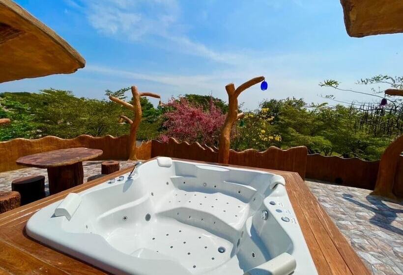 هتل Timberland And Fruit Resort