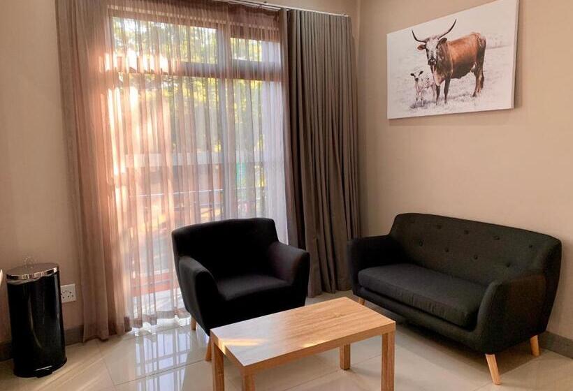 ホテル At Hatfield Apartments