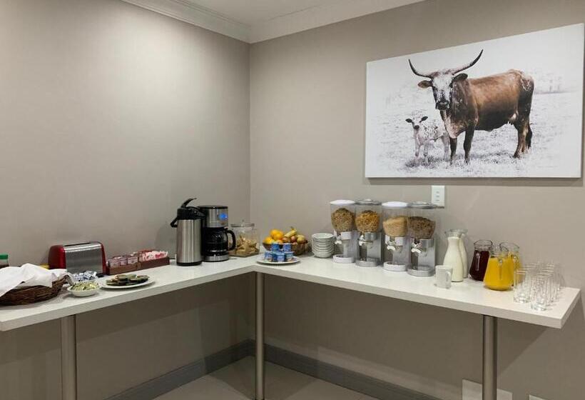 ホテル At Hatfield Apartments