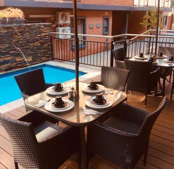 ホテル At Hatfield Apartments