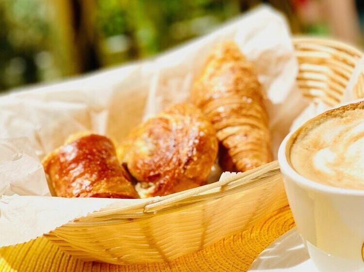 Leslie Hotel Ocean Drive