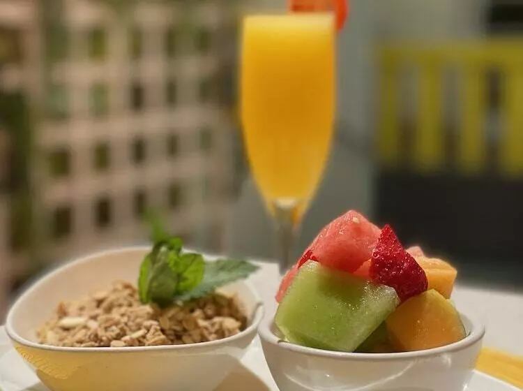 Leslie Hotel Ocean Drive