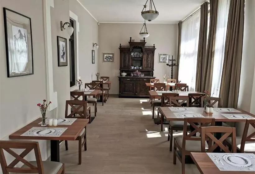 Hotelli švýcarský Dům