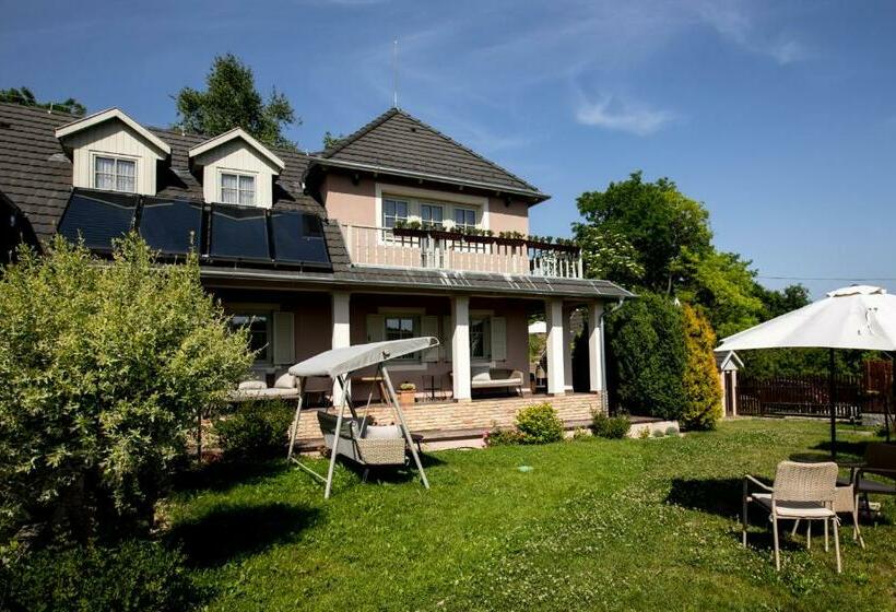 بنسيون Miniúr Udvarház