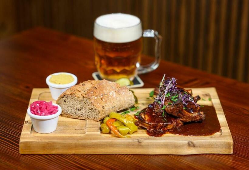 Отель Zámek Svijany