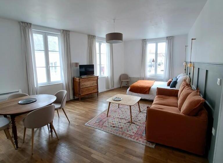 بنسيون Aux Couleurs De Neuvy