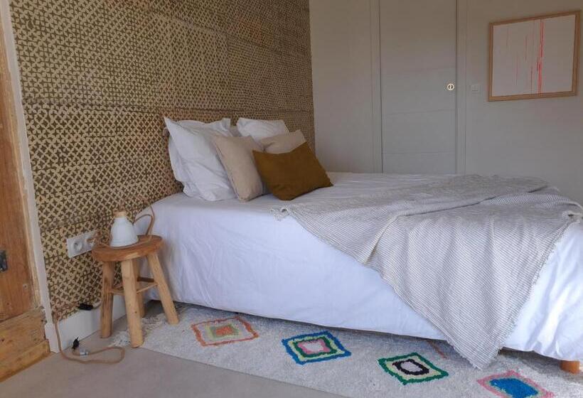 بنسيون Aux Couleurs De Neuvy