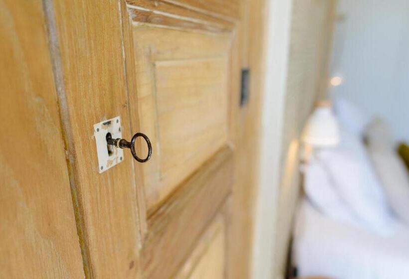 بنسيون Aux Couleurs De Neuvy