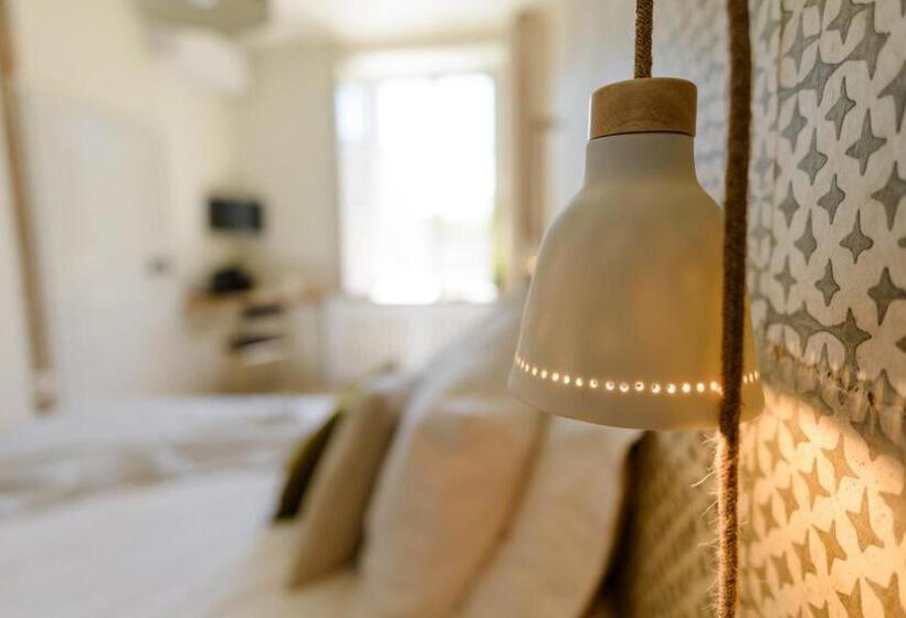 بنسيون Aux Couleurs De Neuvy