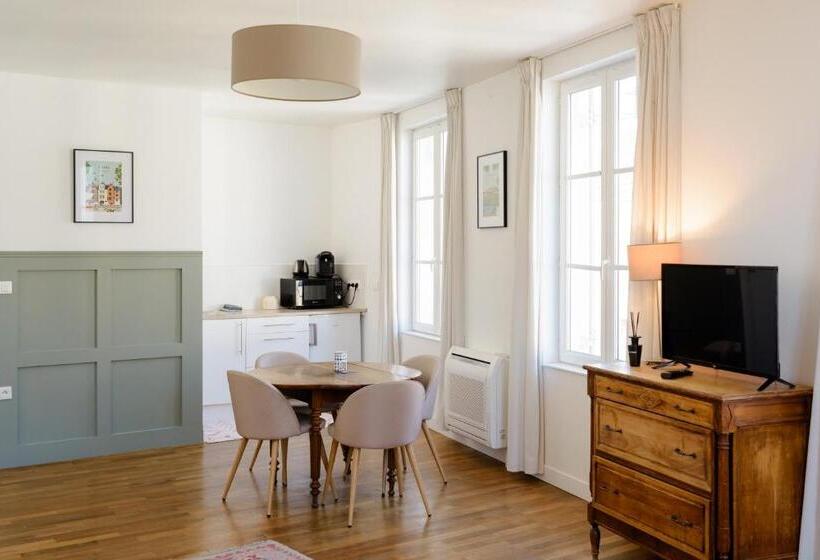 بنسيون Aux Couleurs De Neuvy