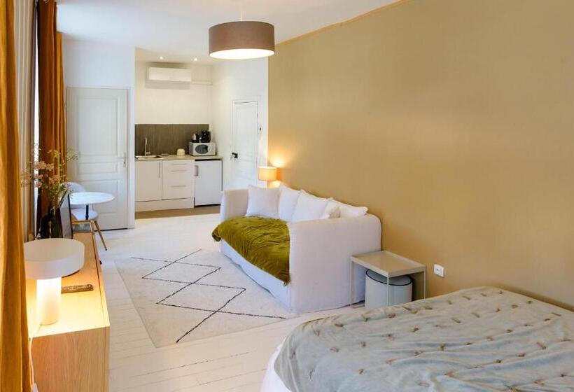 بنسيون Aux Couleurs De Neuvy