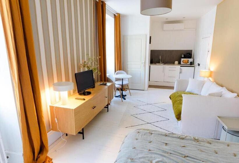 بنسيون Aux Couleurs De Neuvy