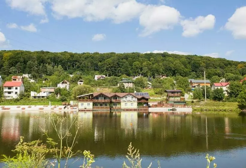 Retkeilymaja Tartak Resort