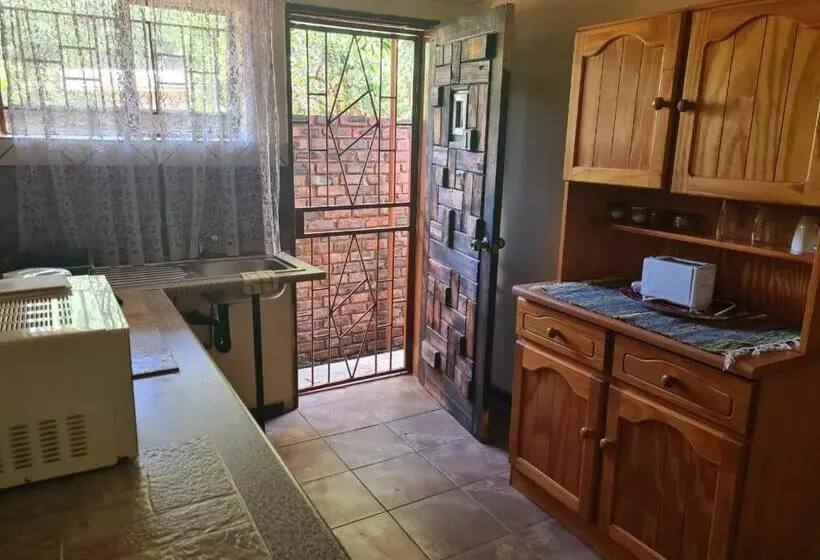 Aamiaismajoitus (B&B) Schweizer Guesthouse