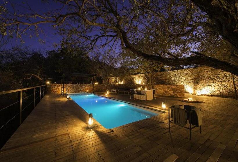 Hotel The Outpost & Pel S Post