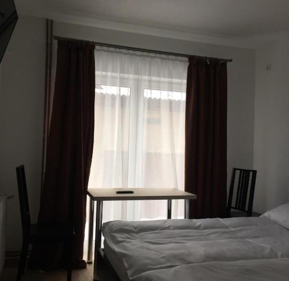 הוסטל Mini Hotel Megora