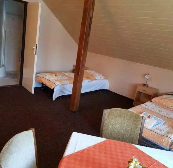 Majatalo Guest House Pod Lesem Merklín