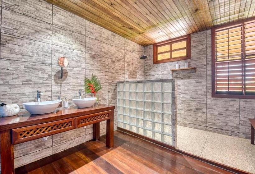 تختخواب و صبحانه Oasis Bluff Beach