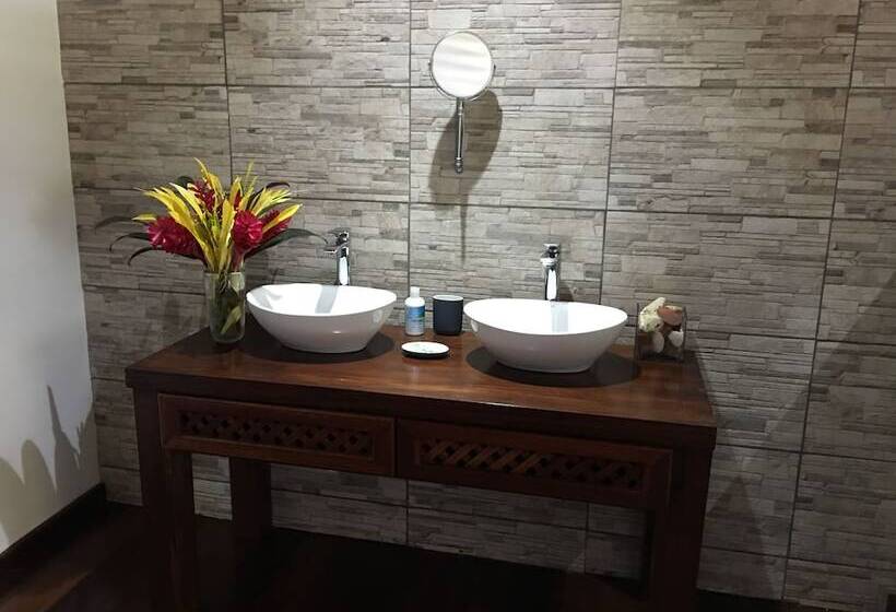 تختخواب و صبحانه Oasis Bluff Beach