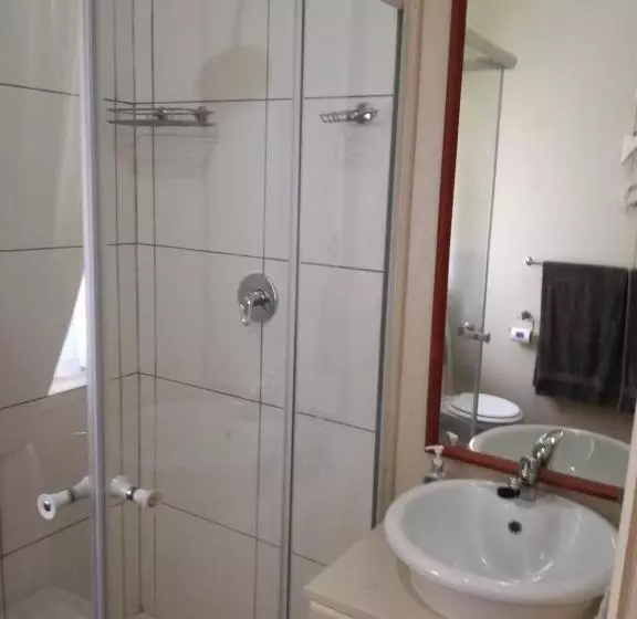 Majatalo Dekat Self Catering