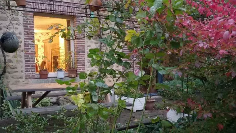 ベッドアンドブレックファースト Au Jardin Des Violettes