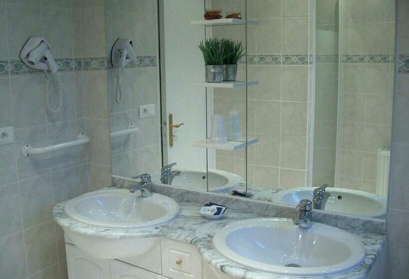 تختخواب و صبحانه La Ferme De La Place