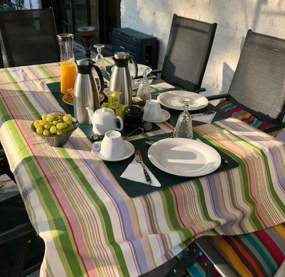 تختخواب و صبحانه La Ferme De La Place