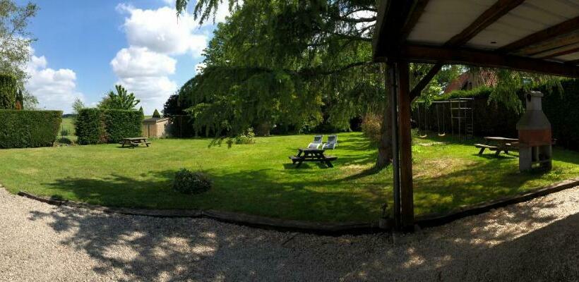 تختخواب و صبحانه La Ferme De La Place