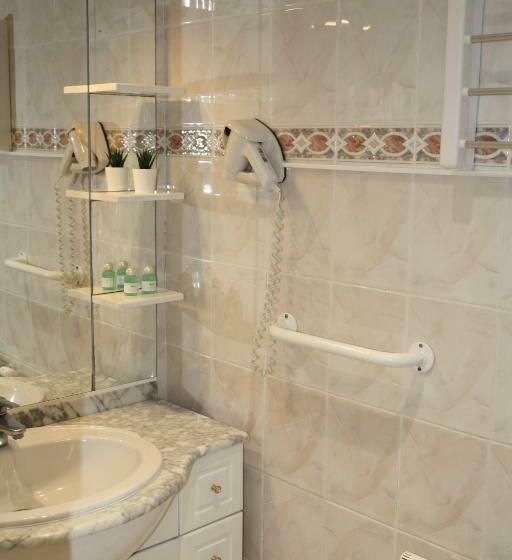 تختخواب و صبحانه La Ferme De La Place