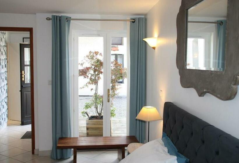 تختخواب و صبحانه La Ferme De La Place