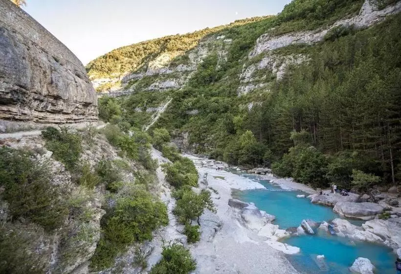 ホテル Auberge De Barret Sur Meouge