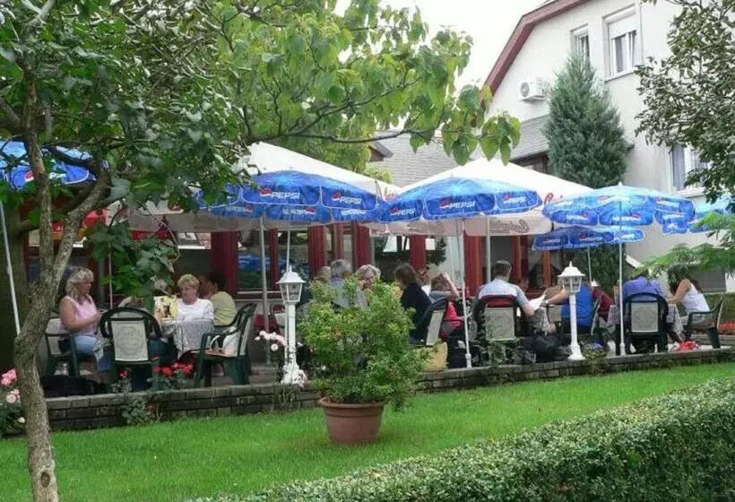 Retkeilymaja Polgármester étterem és Panzió