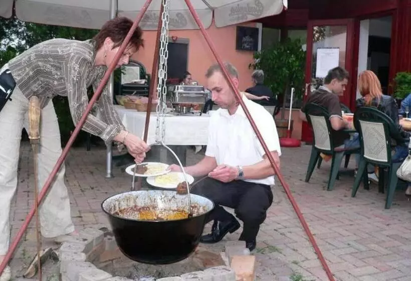 Retkeilymaja Polgármester étterem és Panzió