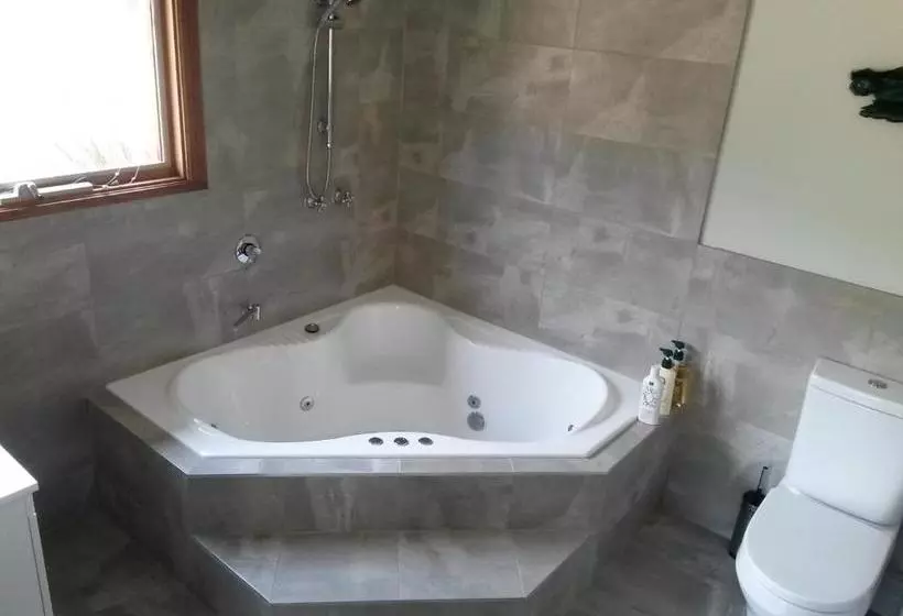 Eagle's Roost Farmstay B&b
