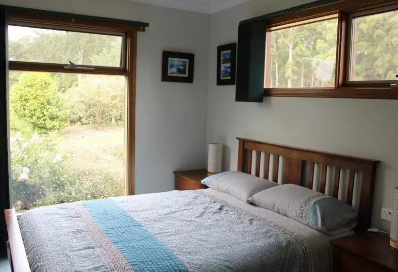 Eagle's Roost Farmstay B&b