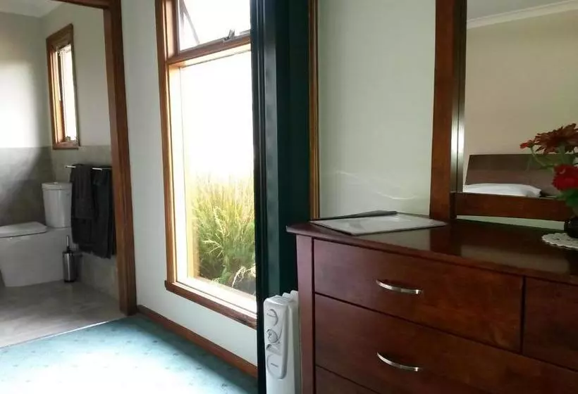 Eagle's Roost Farmstay B&b