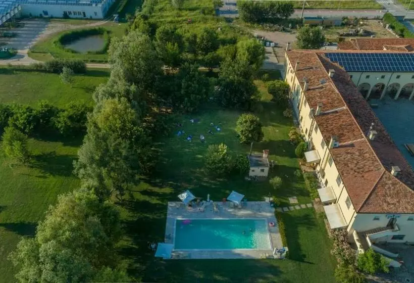 هتل Agriturismo Corte Carezzabella