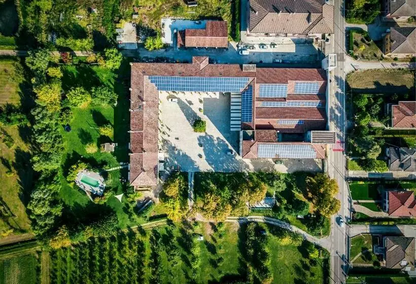 هتل Agriturismo Corte Carezzabella