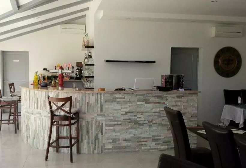 Hotelli Hôtel Restaurant Le Mistral