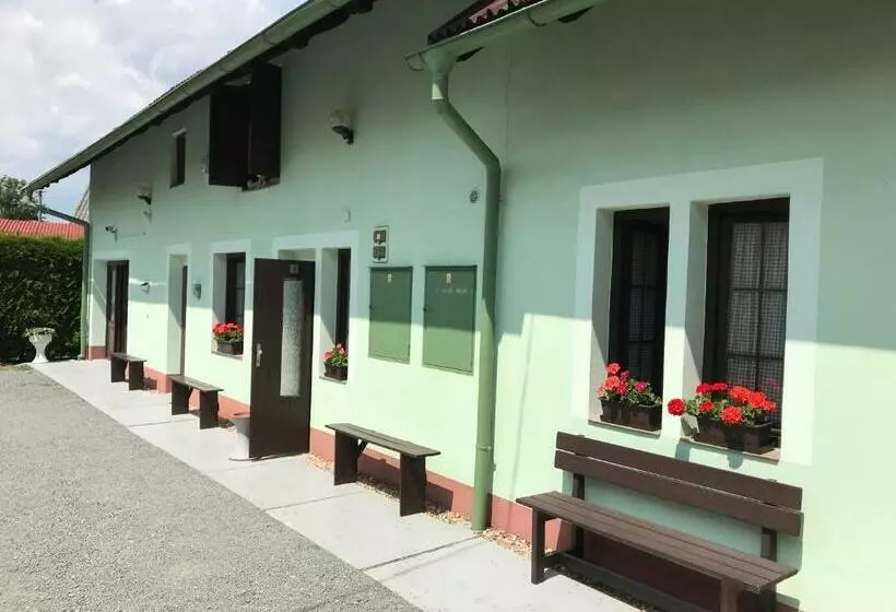 Hotelli Penzion A Autokemp Wolf