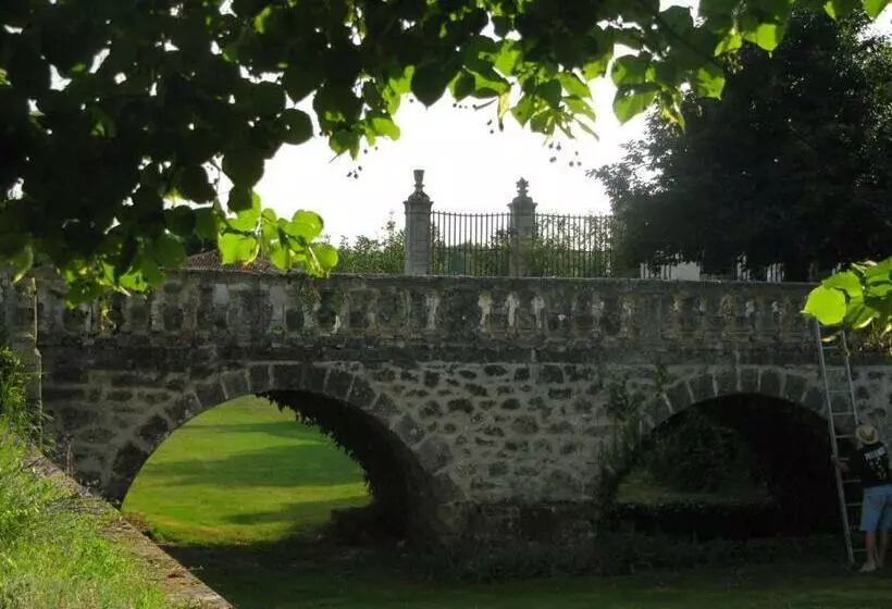 Majatalo Chambres D'hôtes Et Gîtes Du Château De Clauzuroux