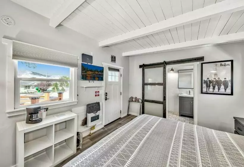 The Historic West Walker Motel