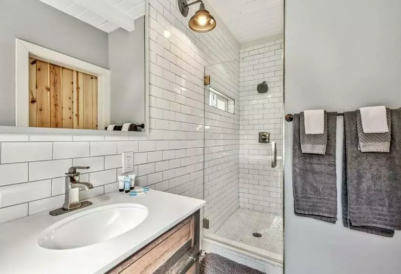 The Historic West Walker Motel