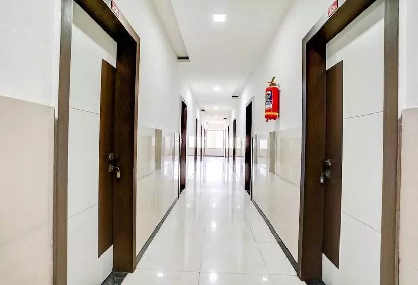 ホテル Fabexpress Sai Lodging   Nashik Railway Station