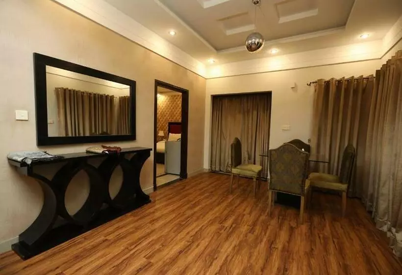 هتل Safari Club 4