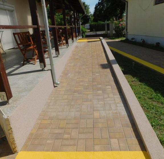 تختخواب و صبحانه Berta Panzió