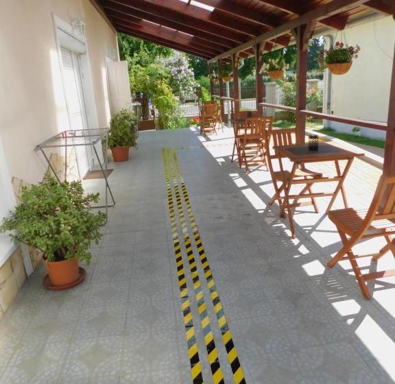 تختخواب و صبحانه Berta Panzió