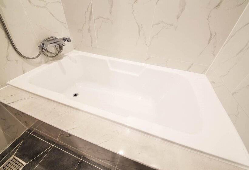 Brown Dot Hotel Gupo