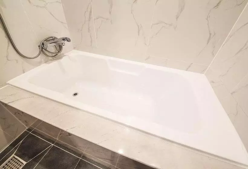 Brown Dot Hotel Gupo